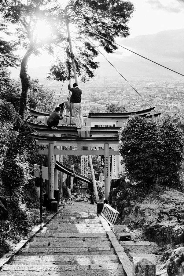 Kyoto – Workers at the Fushimi Inari-Taisha
