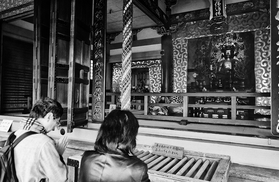 Kyoto – Couple praying to Buddha