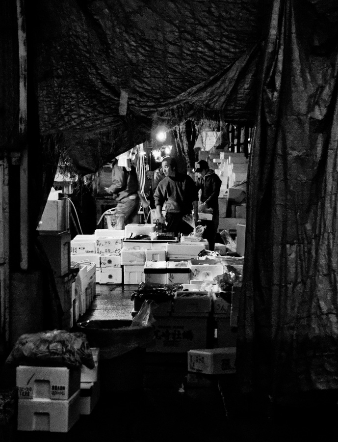 Tokyo – Worker at the Tsujiki Fish Market