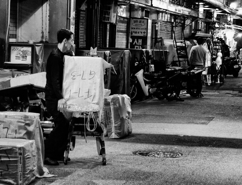 Seoul – Worker at a Night Market